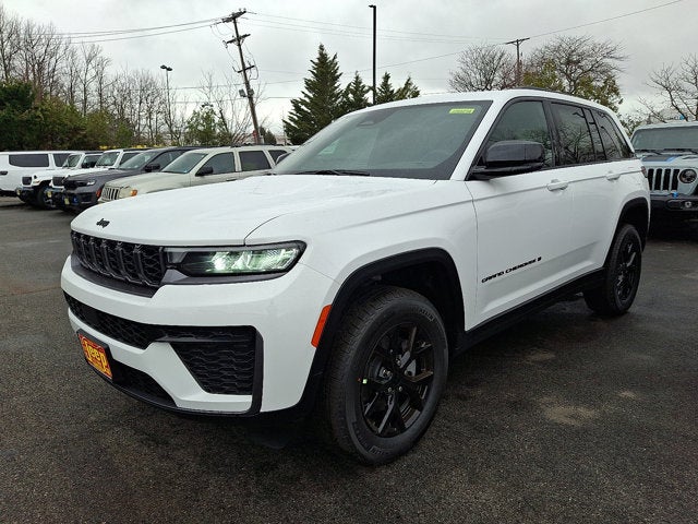2026 Jeep Grand Cherokee Laredo Altitude