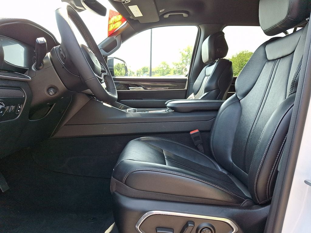 2023 Jeep Wagoneer Base