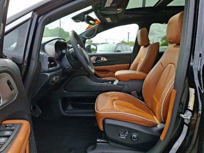 2025 Chrysler Pacifica Hybrid Pinnacle