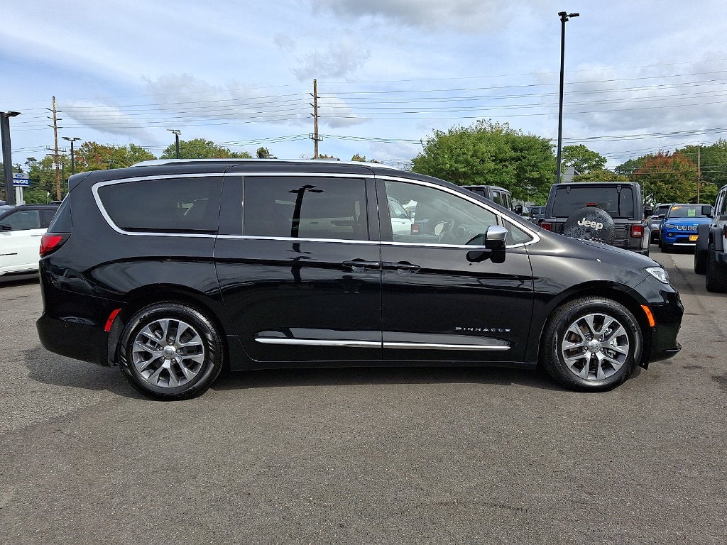 2025 Chrysler Pacifica Hybrid Pinnacle